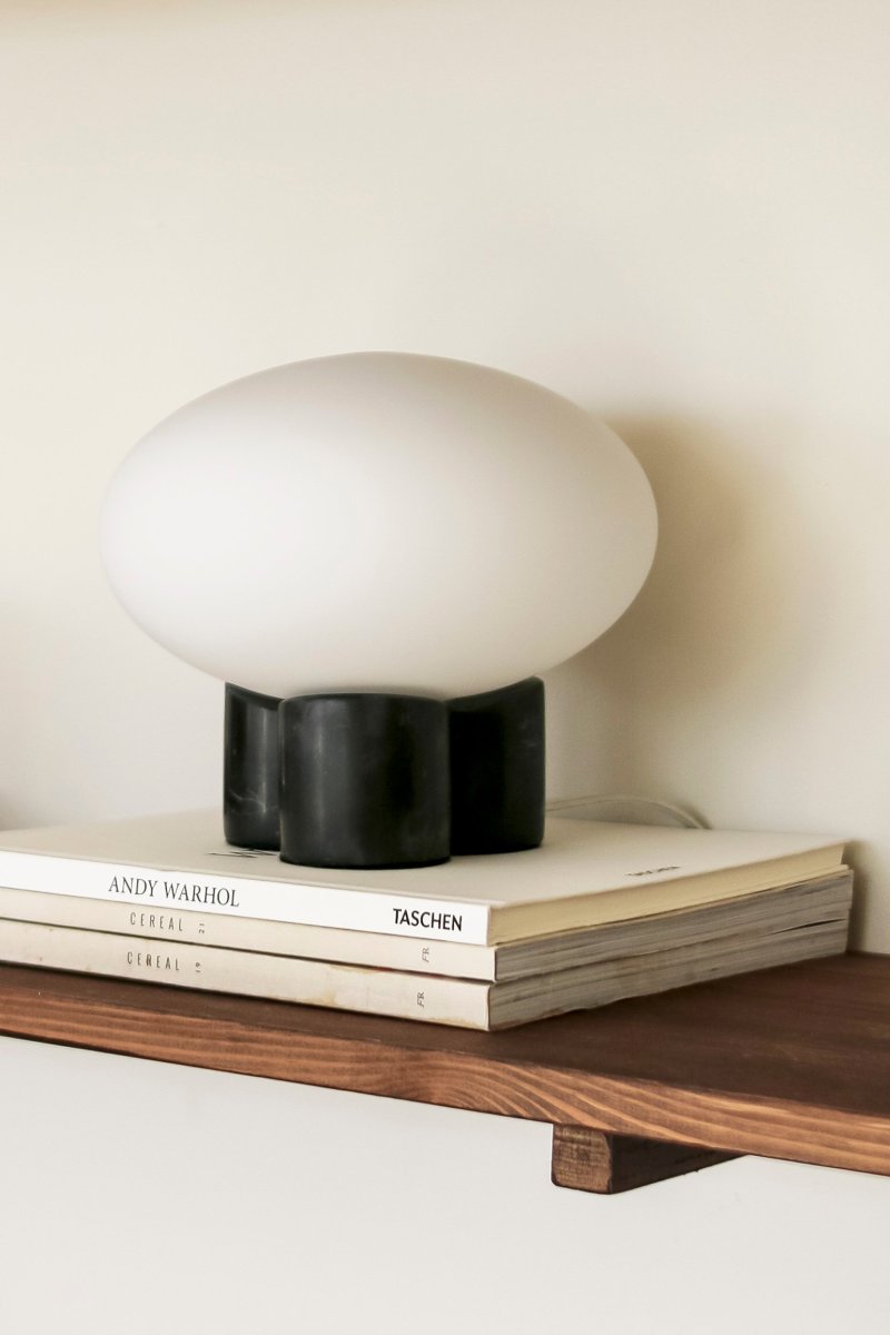 Mammut 18cm Musta pöytävalaisin valmistajalta Globen Lighting - Mammut on eksklusiivinen ja leikkis&auml; p&ouml;yt&auml;valaisin lyhyill&auml; jaloilla ja suurella lasikuvulla.