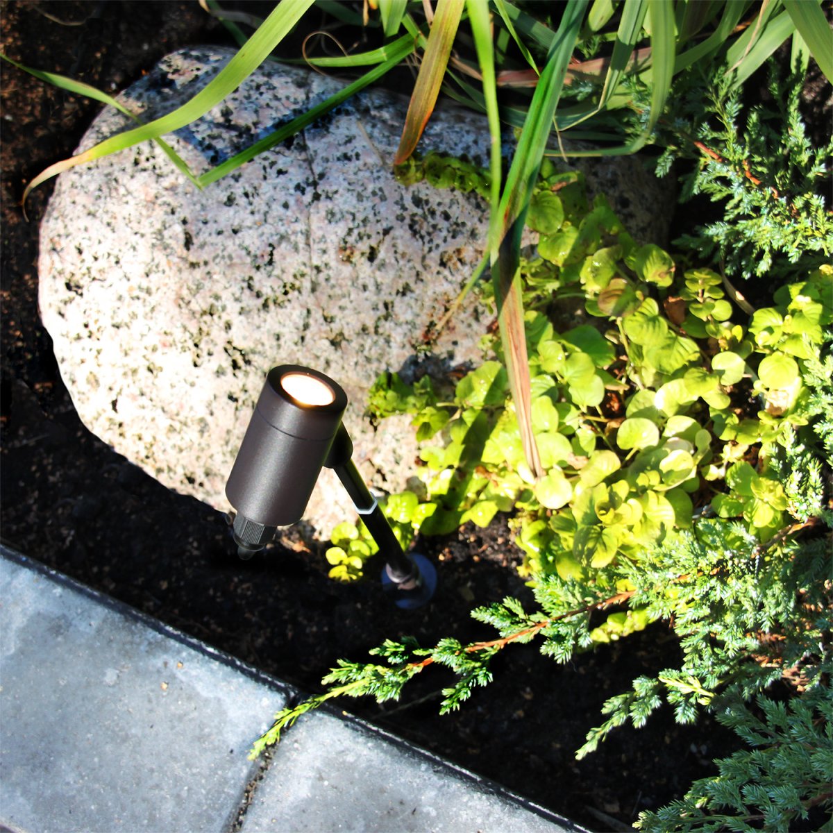 Astro Tumman harmaa valmistajalta Lightson - Valaisin on mukavasti leviävä ja se voidaan suunnata sekä ylös että alas, mikä tarkoittaa, että valaisin sopii monenlaisiin pensaisiin ja puihin, mutta myös; käytävät ja polut.