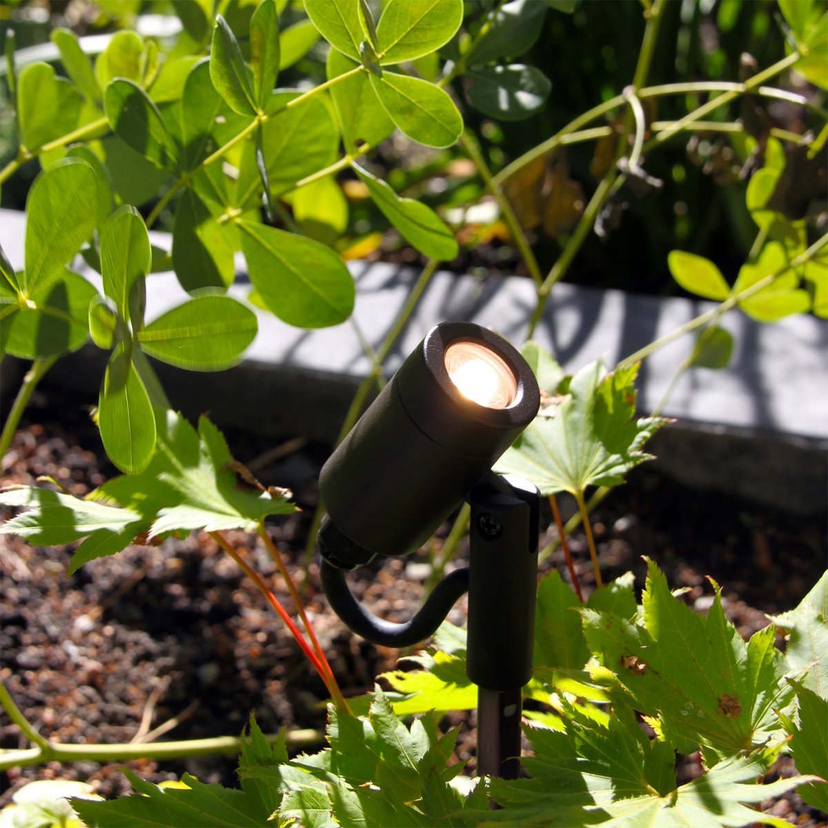 Astro Tumman harmaa valmistajalta Lightson - Valaisin on mukavasti leviävä ja se voidaan suunnata sekä ylös että alas, mikä tarkoittaa, että valaisin sopii monenlaisiin pensaisiin ja puihin, mutta myös; käytävät ja polut.