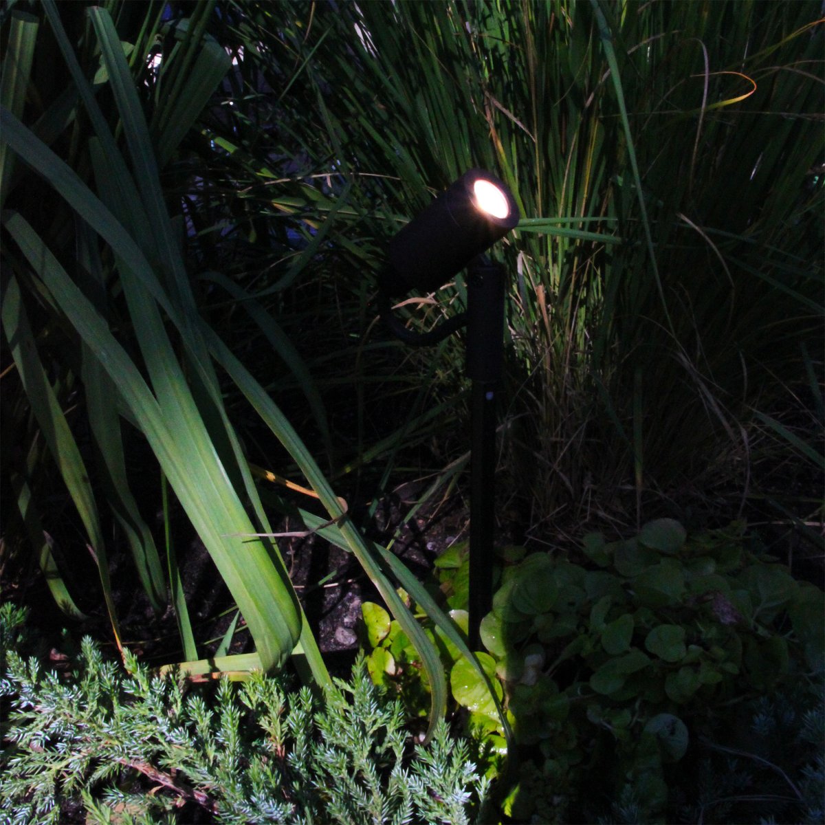 Astro Tumman harmaa valmistajalta Lightson - Valaisin on mukavasti leviävä ja se voidaan suunnata sekä ylös että alas, mikä tarkoittaa, että valaisin sopii monenlaisiin pensaisiin ja puihin, mutta myös; käytävät ja polut.