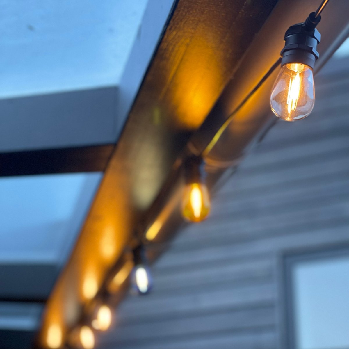 Cosy Musta valmistajalta Lightson - Silmukka on 5 metri&auml; pitk&auml;, siin&auml; on 10 hehkulamppua ja se on helppo liitt&auml;&auml; mihin tahansa kaapeliimme.