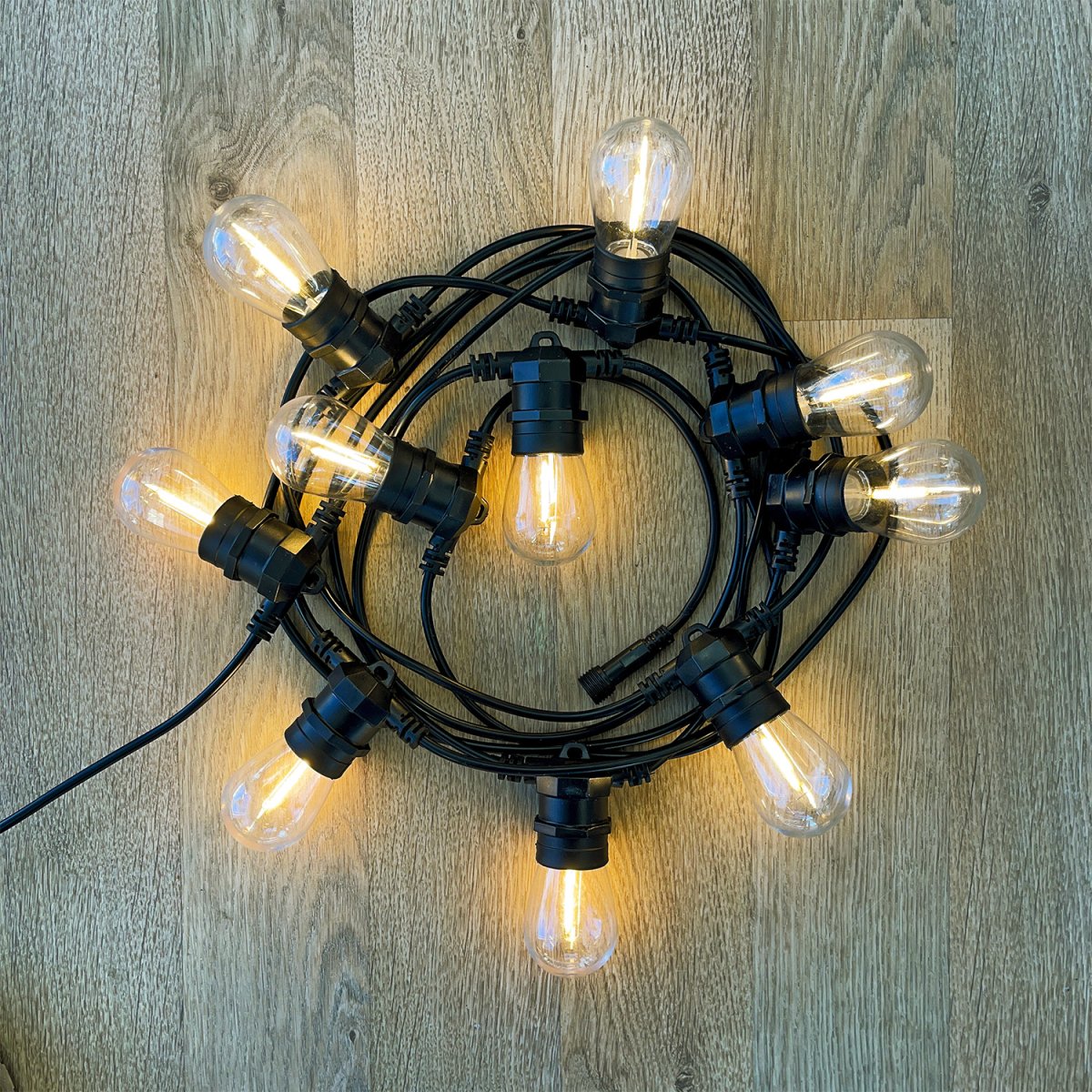 Cosy Musta valmistajalta Lightson - Silmukka on 5 metri&auml; pitk&auml;, siin&auml; on 10 hehkulamppua ja se on helppo liitt&auml;&auml; mihin tahansa kaapeliimme.