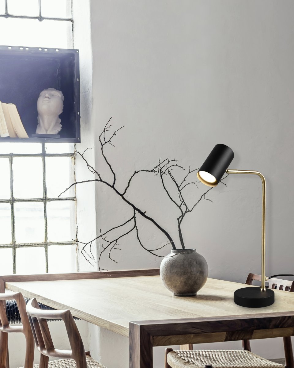 Marley 45cm Matta messinki työpöytävalaisin valmistajalta Trio Lighting - Moderni mattamustan ja matta messingin yhdistelmä tarjoaa tyylikkäitä kontrasteja ja korostaa sisustusta.