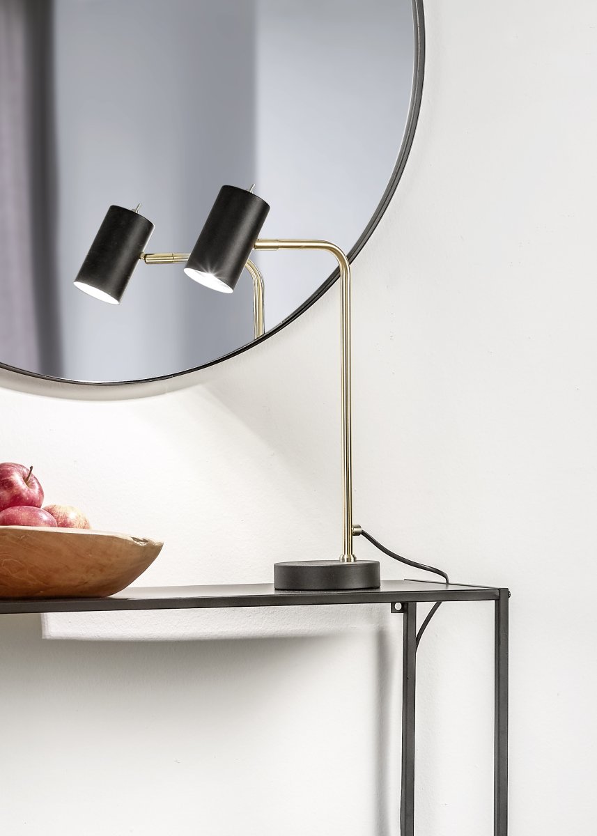 Marley 45cm Matta messinki työpöytävalaisin valmistajalta Trio Lighting - Moderni mattamustan ja matta messingin yhdistelmä tarjoaa tyylikkäitä kontrasteja ja korostaa sisustusta.