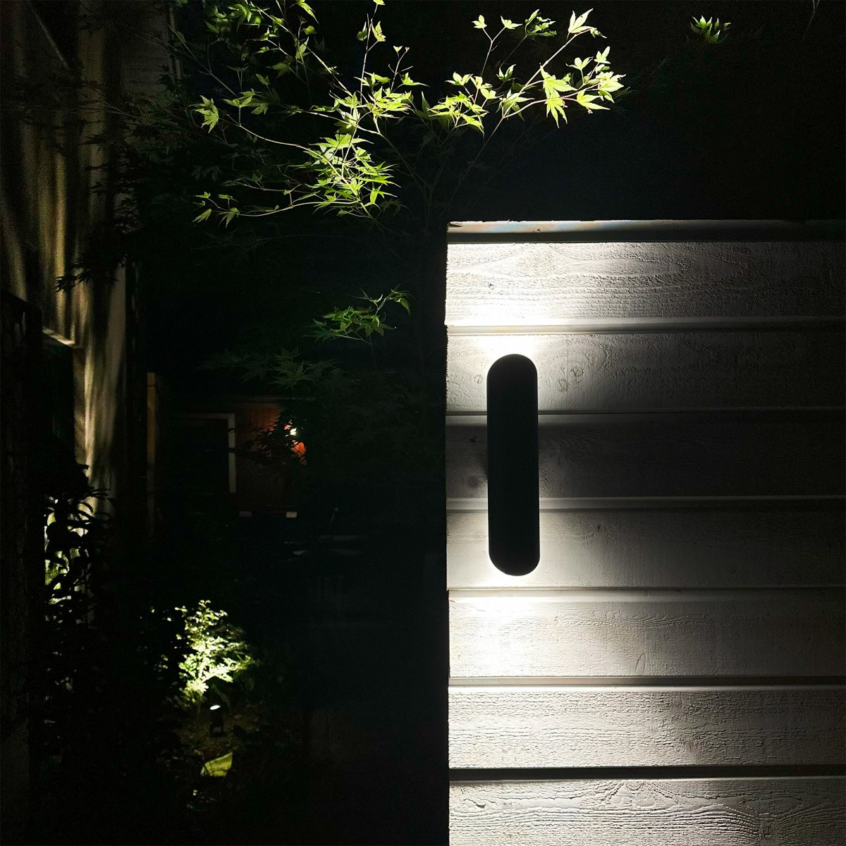 Wally Tumman harmaa valmistajalta Lightson - Moderni sein&auml;valaisin, joka tarjoaa h&auml;ik&auml;isem&auml;tt&ouml;m&auml;n, l&auml;mpim&auml;n ja pehme&auml;n valon sek&auml; yl&ouml;s ett&auml; alas.