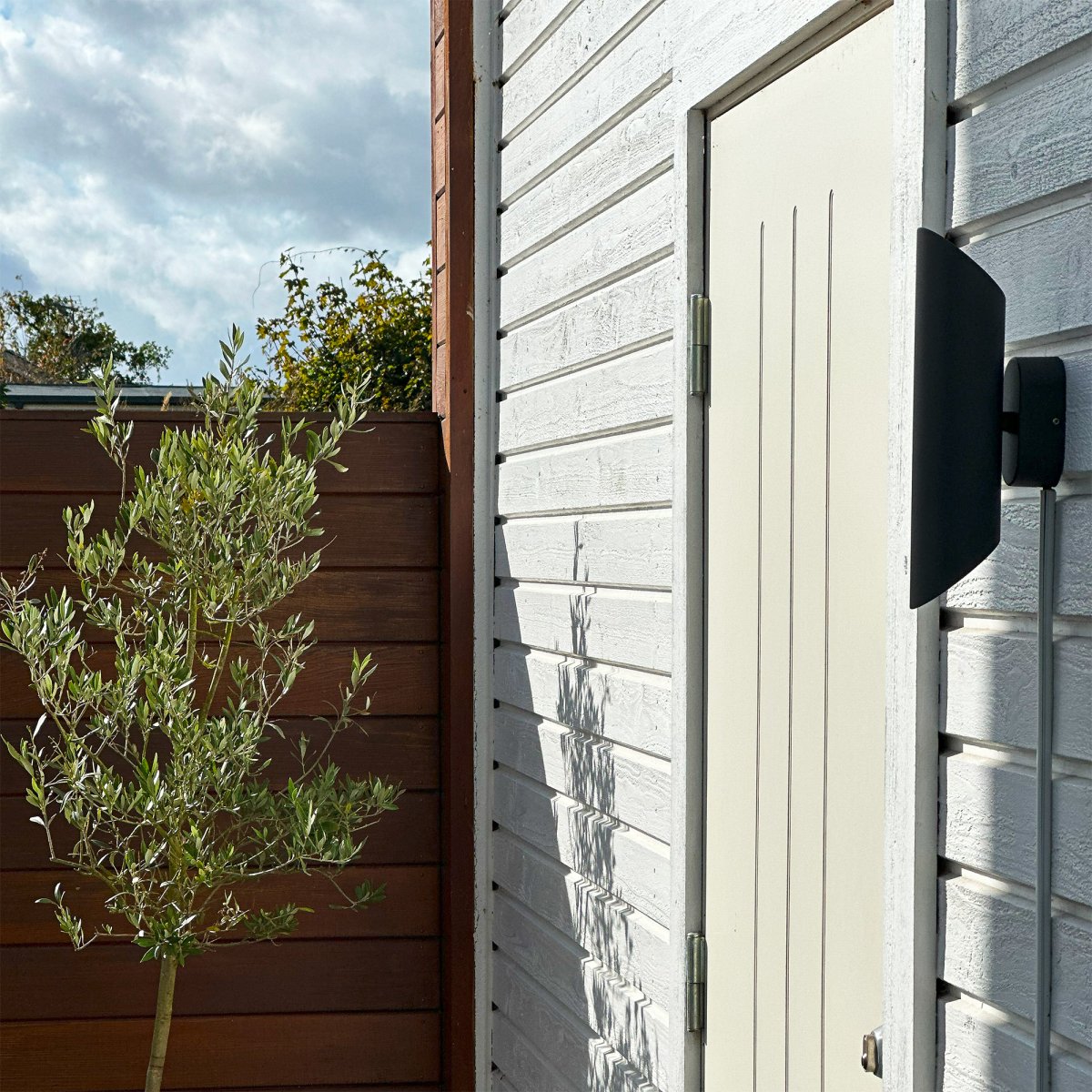 Wally Tumman harmaa valmistajalta Lightson - Moderni sein&auml;valaisin, joka tarjoaa h&auml;ik&auml;isem&auml;tt&ouml;m&auml;n, l&auml;mpim&auml;n ja pehme&auml;n valon sek&auml; yl&ouml;s ett&auml; alas.