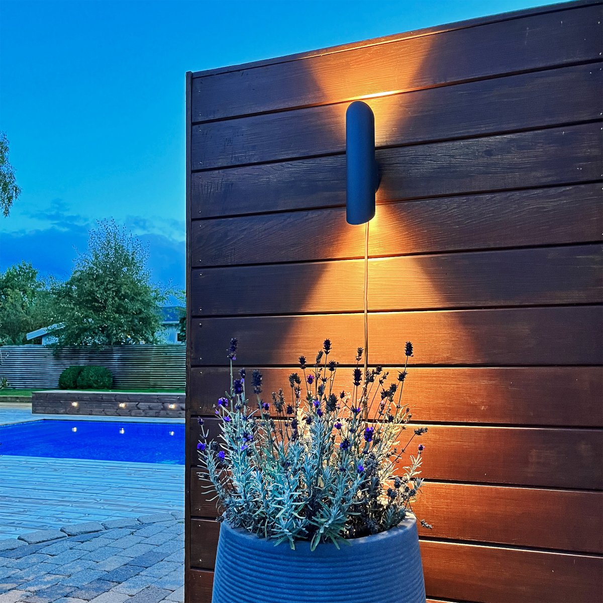 Wally Tumman harmaa valmistajalta Lightson - Moderni sein&auml;valaisin, joka tarjoaa h&auml;ik&auml;isem&auml;tt&ouml;m&auml;n, l&auml;mpim&auml;n ja pehme&auml;n valon sek&auml; yl&ouml;s ett&auml; alas.