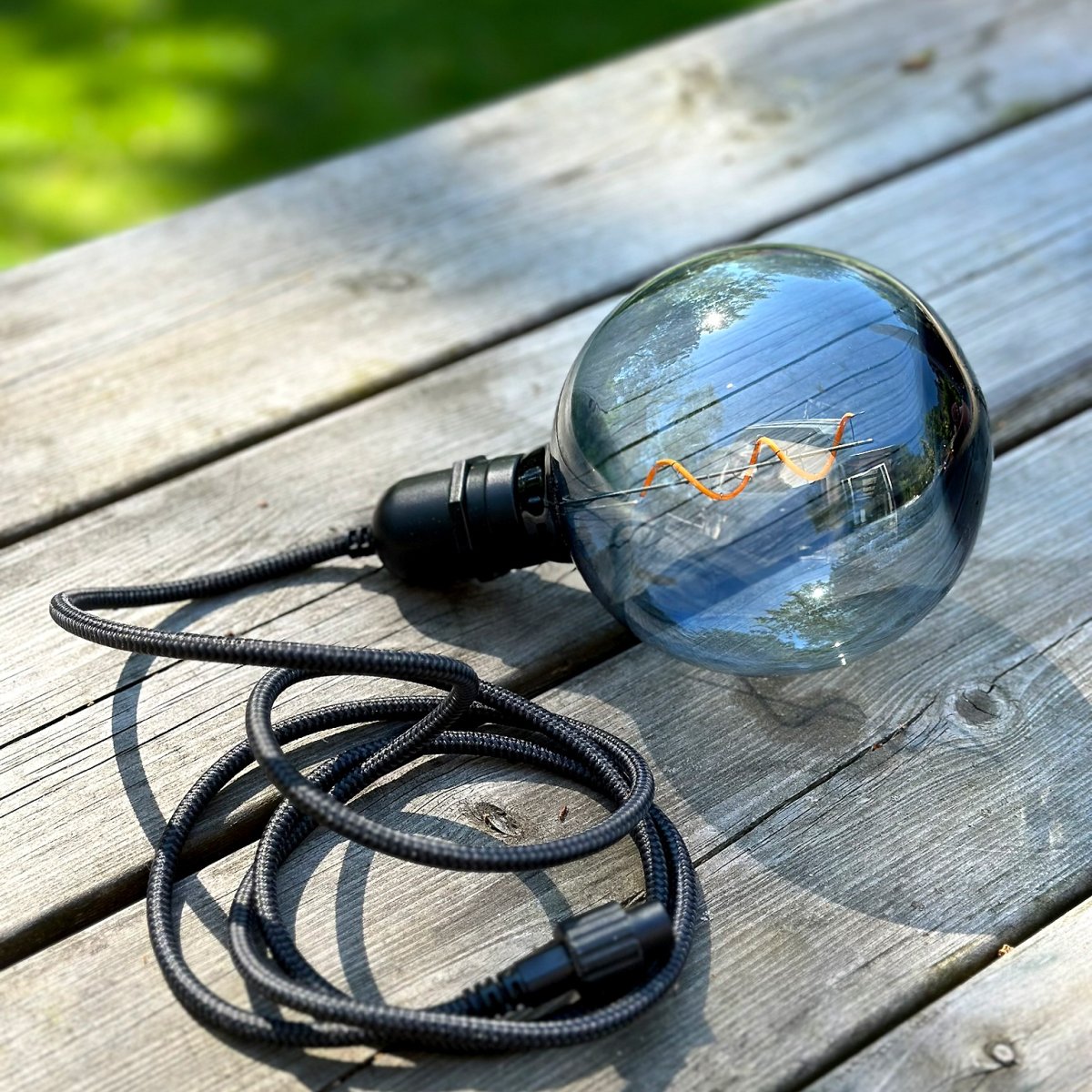 Gravity Musta valmistajalta Lightson - Joustava ja edullinen 12 voltin järjestelmä puutarhaasi, jonka voit helposti asentaa itse ja jonka voit myöhemmin rakentaa, jopa 50 metriin, jos haluat.