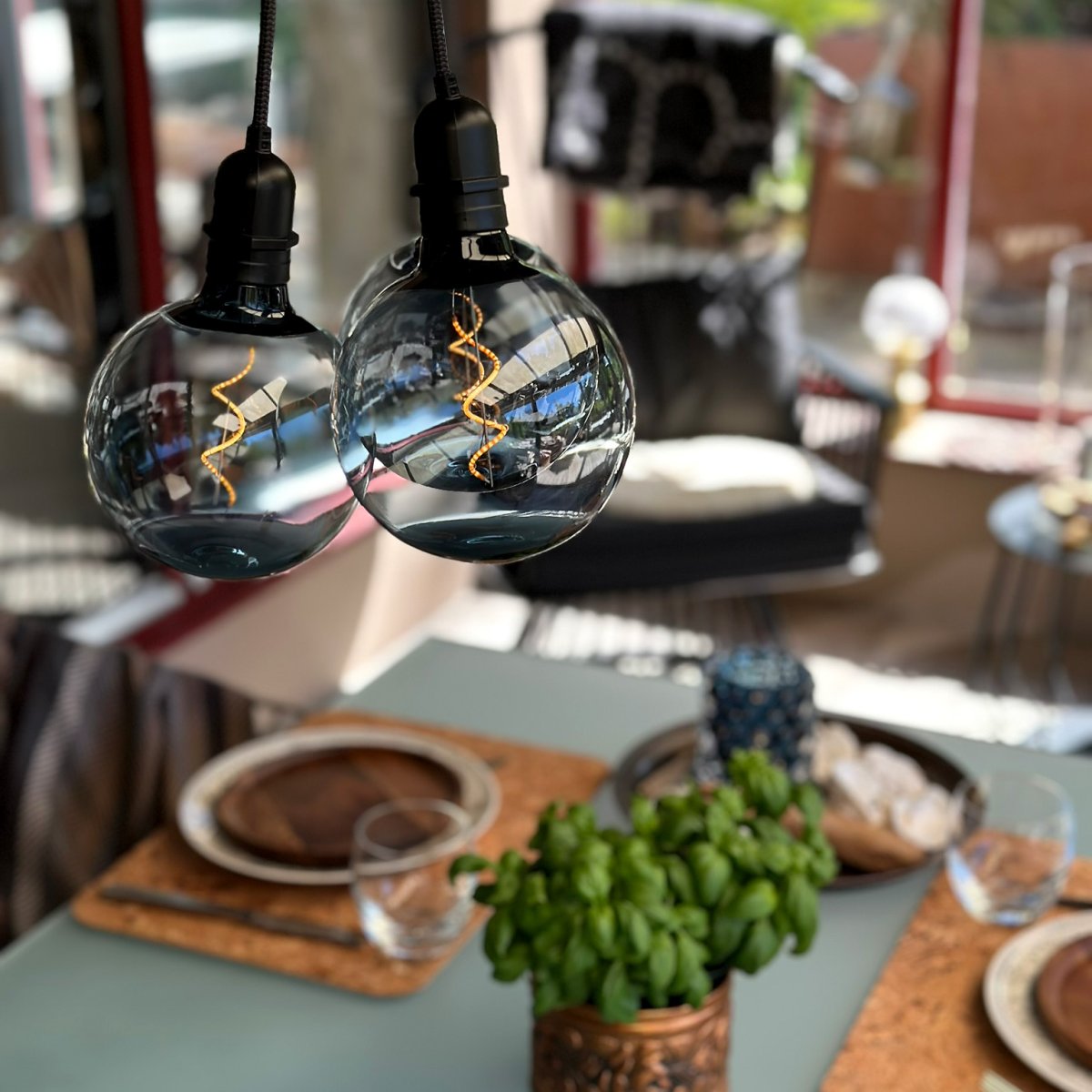 Gravity Musta valmistajalta Lightson - Joustava ja edullinen 12 voltin järjestelmä puutarhaasi, jonka voit helposti asentaa itse ja jonka voit myöhemmin rakentaa, jopa 50 metriin, jos haluat.