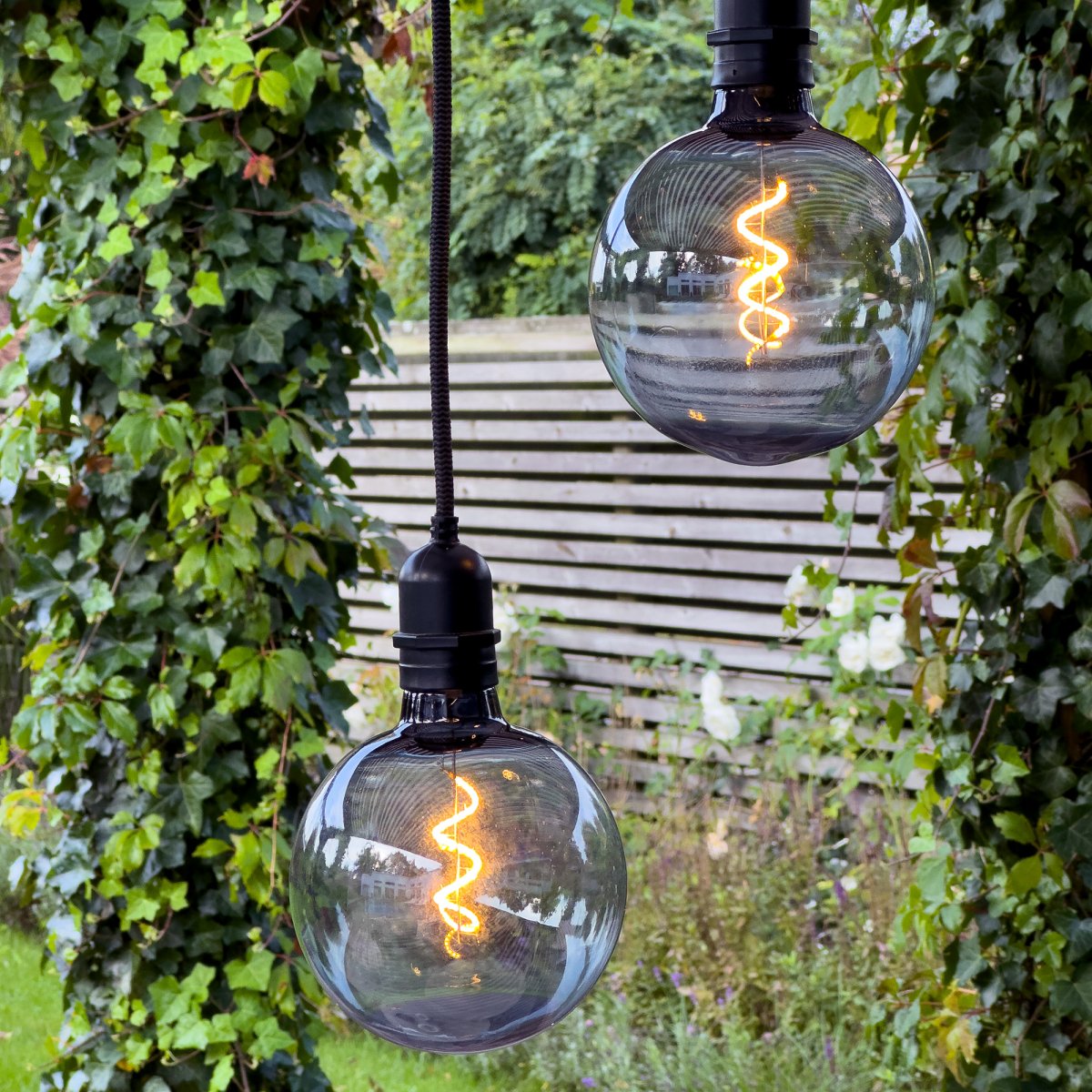 Deco bulb XL Savun värinen valmistajalta Lightson - Valaisimissa on lämmin valo ja skandinaavinen muotoilu, jotka on mukautettu pohjoisen ilmastoomme.