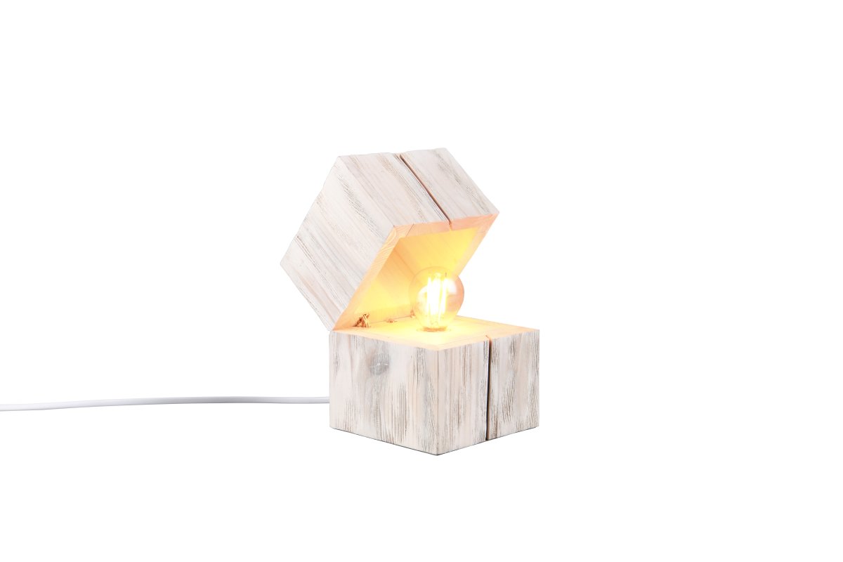 Treasure 16cm Valkoinen pöytävalaisin valmistajalta Trio Lighting - Ovikosketin tarkoittaa, ett&auml; lamppu syttyy automaattisesti, kun kansi avataan ja pysyy p&auml;&auml;ll&auml;.