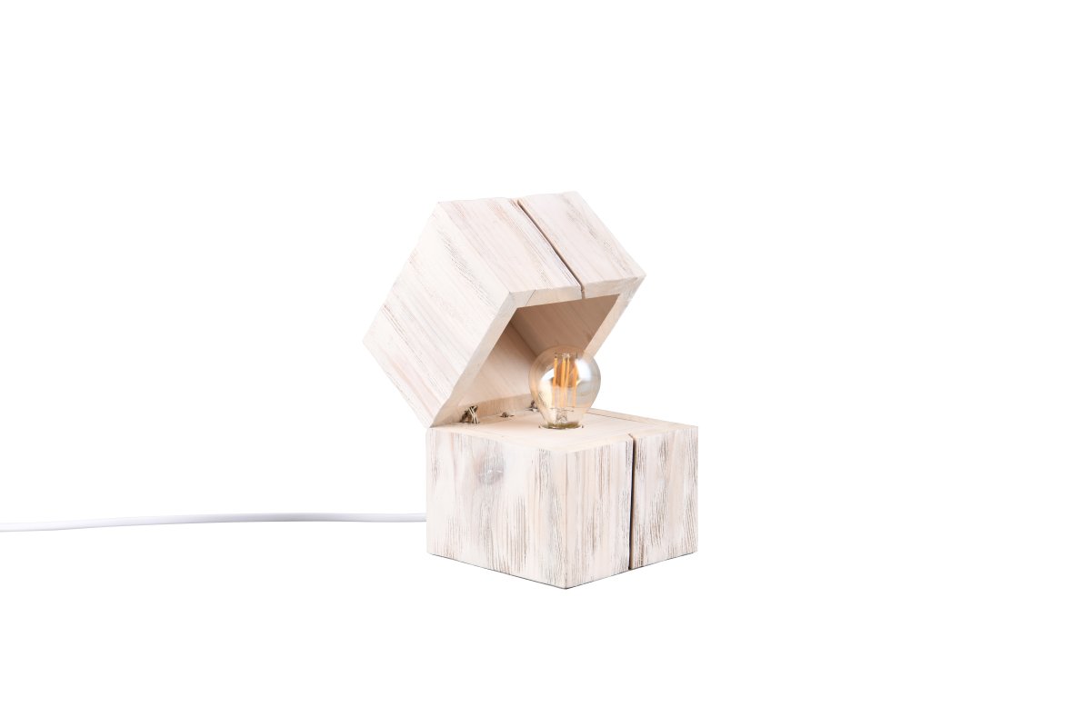Treasure 16cm Valkoinen pöytävalaisin valmistajalta Trio Lighting - Ovikosketin tarkoittaa, ett&auml; lamppu syttyy automaattisesti, kun kansi avataan ja pysyy p&auml;&auml;ll&auml;.