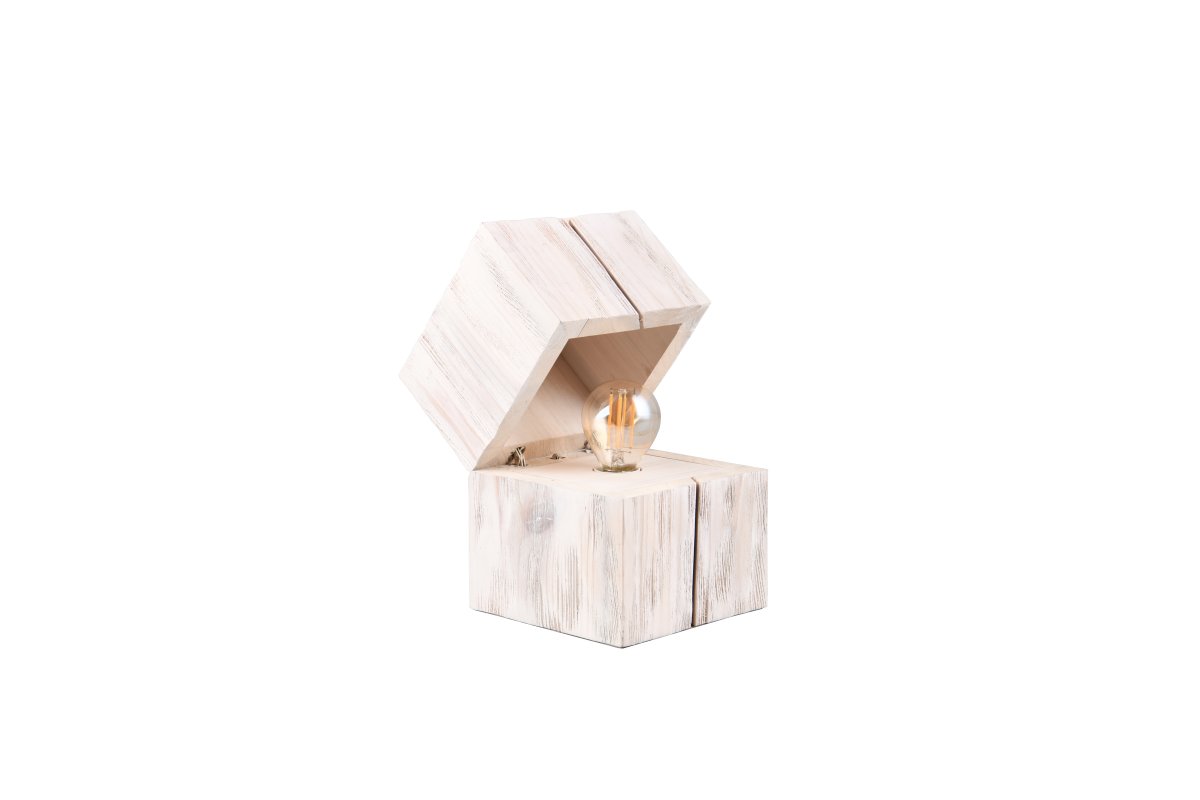 Treasure 16cm Valkoinen pöytävalaisin valmistajalta Trio Lighting - Ovikosketin tarkoittaa, ett&auml; lamppu syttyy automaattisesti, kun kansi avataan ja pysyy p&auml;&auml;ll&auml;.