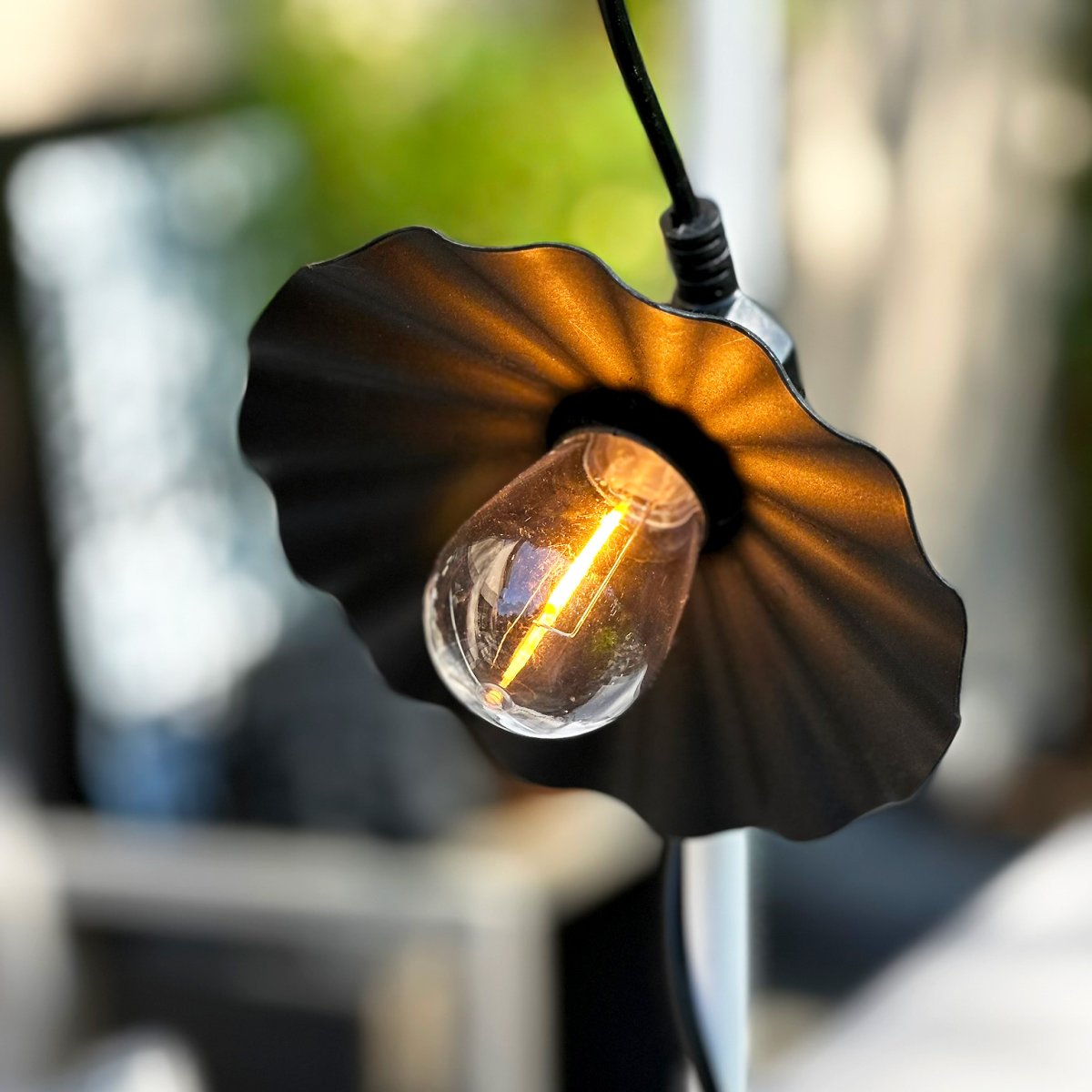 Shady 10 Musta valmistajalta Lightson - Garden Plug &amp; Pelaa LightsOnilta – Joustava ja edullinen 12 voltin järjestelmä puutarhaasi, jonka voit helposti asentaa itse ja jonka voit myöhemmin rakentaa, jopa 50 metriin, jos haluat.