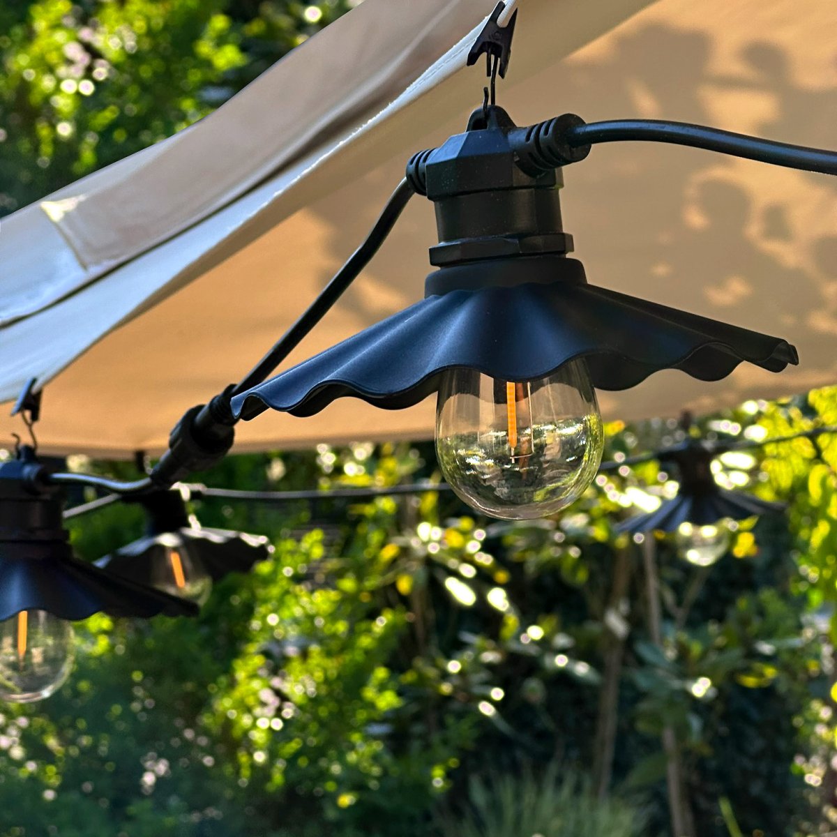 Shady 10 Musta valmistajalta Lightson - Garden Plug &amp; Pelaa LightsOnilta – Joustava ja edullinen 12 voltin järjestelmä puutarhaasi, jonka voit helposti asentaa itse ja jonka voit myöhemmin rakentaa, jopa 50 metriin, jos haluat.