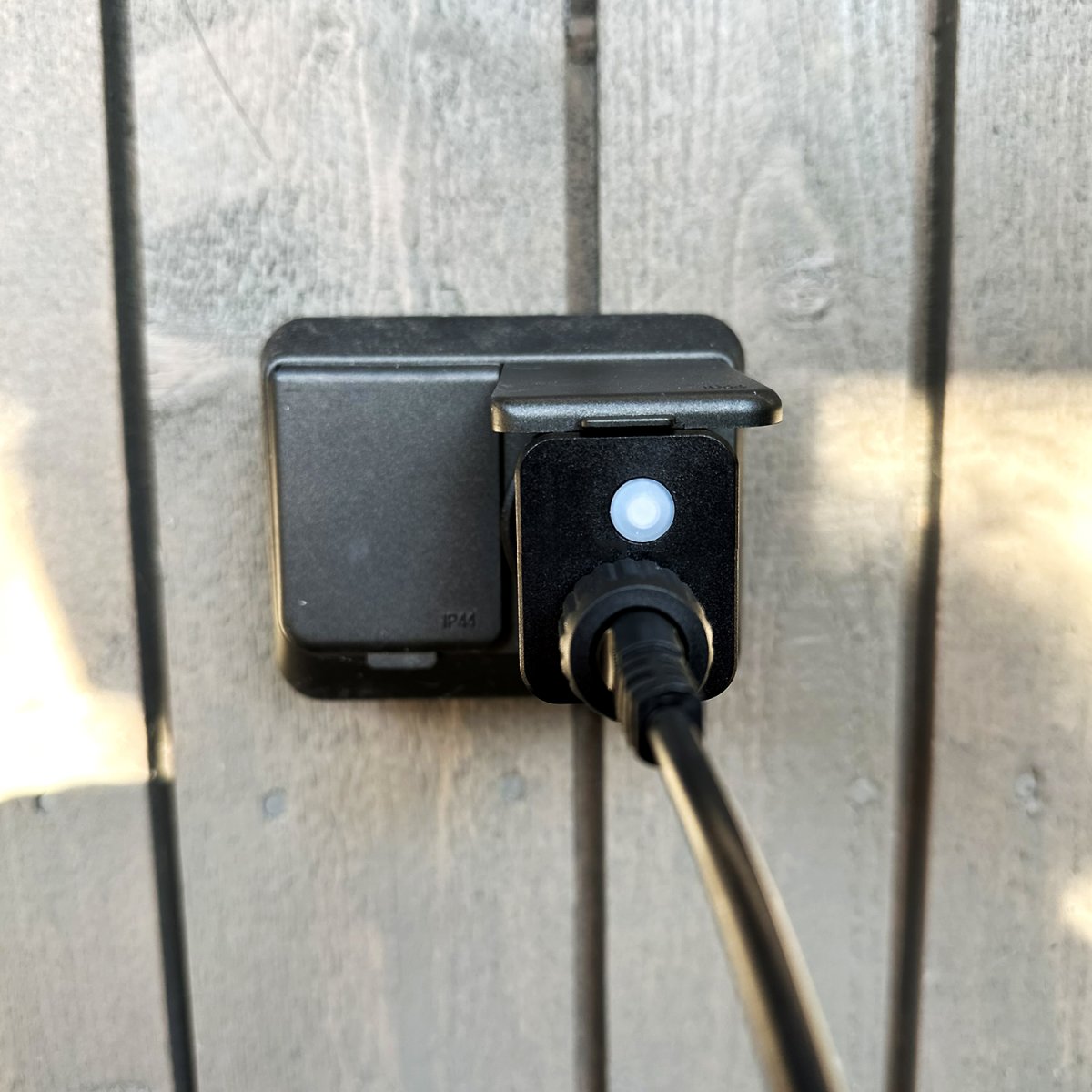 Cozy Start 5m Musta valmistajalta Lightson - Silmukka on 5 m pitk&auml; ja varustettu 10 vaihdettavalla valonl&auml;hteell&auml; + 5 m liit&auml;nt&auml;kaapelilla ja muuntajalla Suuremmille alueille voit liitt&auml;&auml; jopa 6 silmukkaa ja luoda vaikuttavan valaistusj&auml;rjestelyn kokonaispituudella; koko 30m.