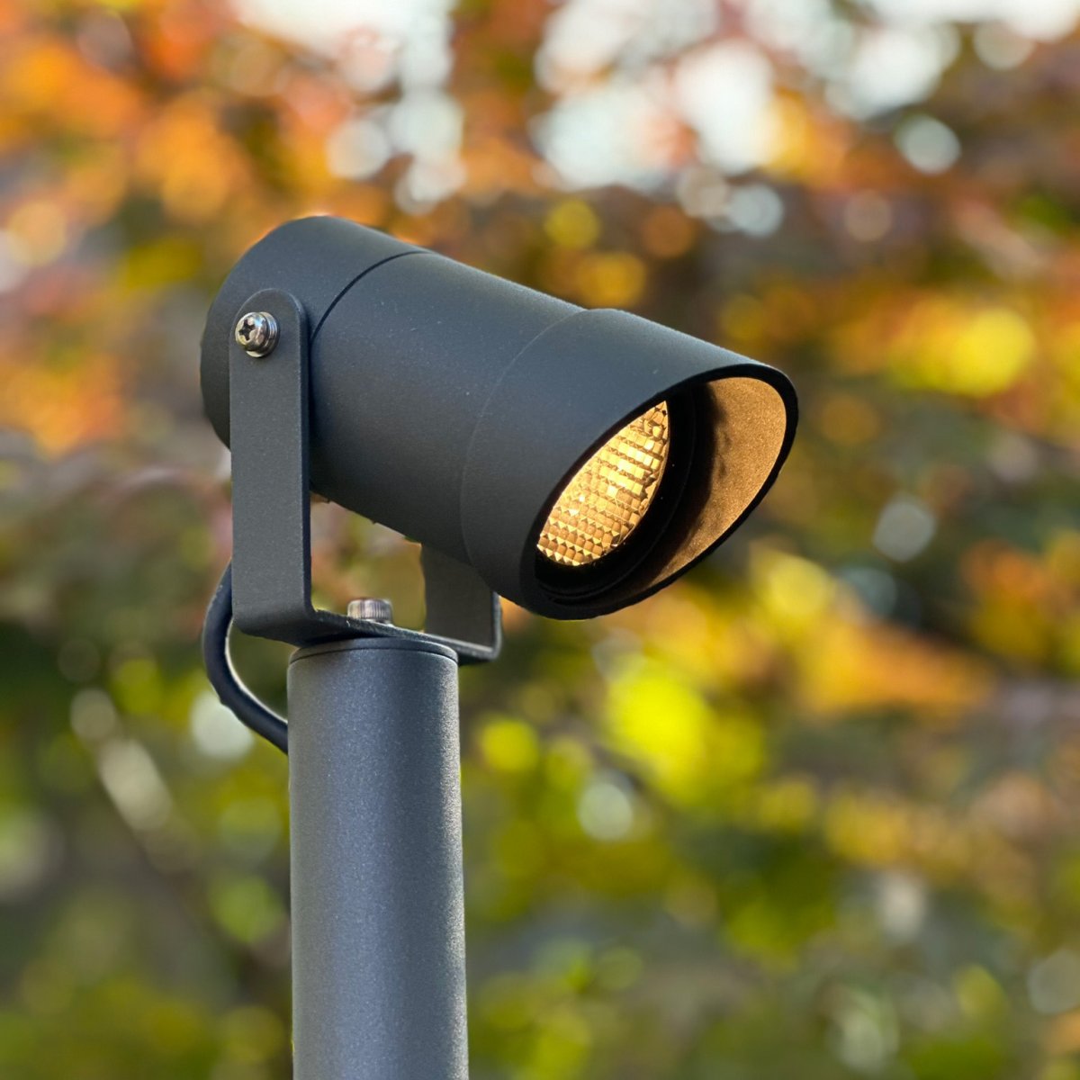 Häikäisysuoja Luna Tummanharmaa valmistajalta Lightson - 60 mm:n sisähalkaisijaltaan oleva häikäisysuoja ruuvataan valaisimeen ja kiinnitetään sitten paikalleen pienellä ruuvilla.