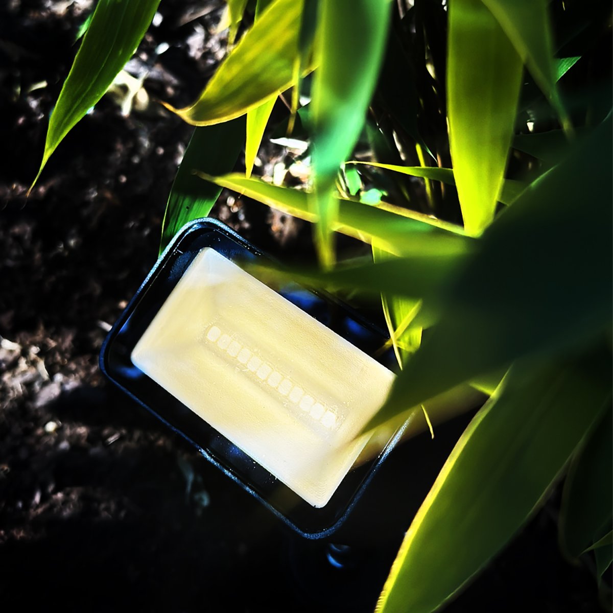 Stella Tumman harmaa valmistajalta Lightson - Stella &auml;r en m&ouml;rkgr&aring; markspot i aluminium som med sin bredstr&aring;lande ljusbild skapar en mjuk och j&auml;mn belysning som lyfter fram detaljerna i utemilj&ouml;n.