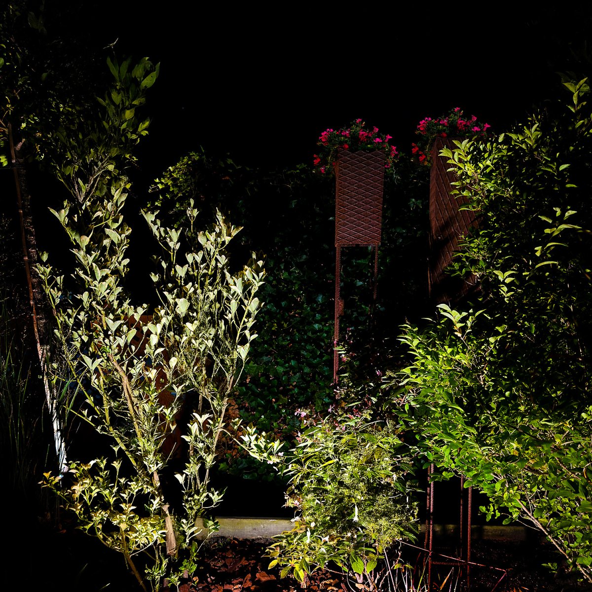 Stella Tumman harmaa valmistajalta Lightson - Stella &auml;r en m&ouml;rkgr&aring; markspot i aluminium som med sin bredstr&aring;lande ljusbild skapar en mjuk och j&auml;mn belysning som lyfter fram detaljerna i utemilj&ouml;n.