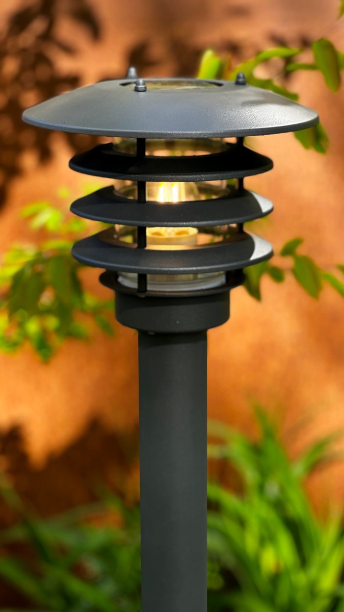 Saturnus Tummanharmaa valmistajalta Lightson - Joustava ja edullinen 12 voltin j&auml;rjestelm&auml; puutarhaasi, jonka voit helposti asentaa itse ja my&ouml;hemmin laajentaa jopa 50 metriin, jos haluat.