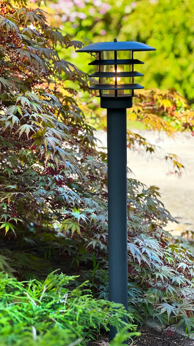 Saturnus Tummanharmaa valmistajalta Lightson - Joustava ja edullinen 12 voltin j&auml;rjestelm&auml; puutarhaasi, jonka voit helposti asentaa itse ja my&ouml;hemmin laajentaa jopa 50 metriin, jos haluat.