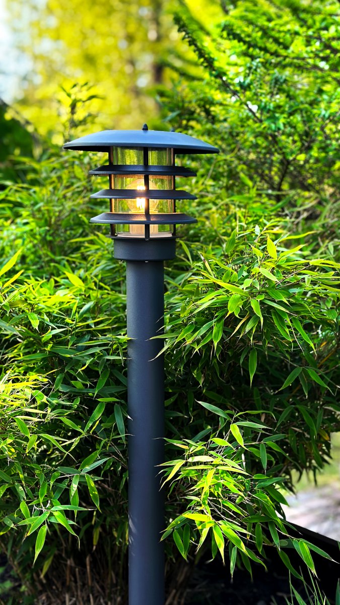 Saturnus Tummanharmaa valmistajalta Lightson - Joustava ja edullinen 12 voltin j&auml;rjestelm&auml; puutarhaasi, jonka voit helposti asentaa itse ja my&ouml;hemmin laajentaa jopa 50 metriin, jos haluat.