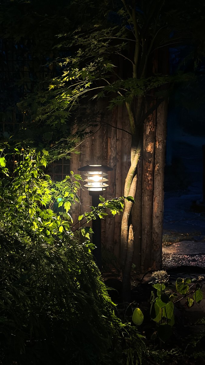 Saturnus Tummanharmaa valmistajalta Lightson - Joustava ja edullinen 12 voltin j&auml;rjestelm&auml; puutarhaasi, jonka voit helposti asentaa itse ja my&ouml;hemmin laajentaa jopa 50 metriin, jos haluat.