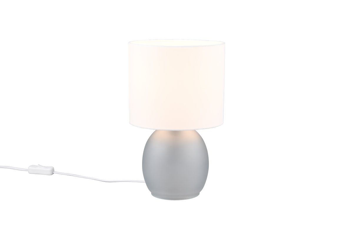 Vela 30cm Harmaa pöytävalaisin valmistajalta Trio Lighting - Hienostunut valkoisen ja harmaan väriyhdistelmä täydentää valaisimen suunnittelun ja luo nykyaikaisen tunnelman, joten se on ihanteellinen sisustusyksityiskohta kotiisi.