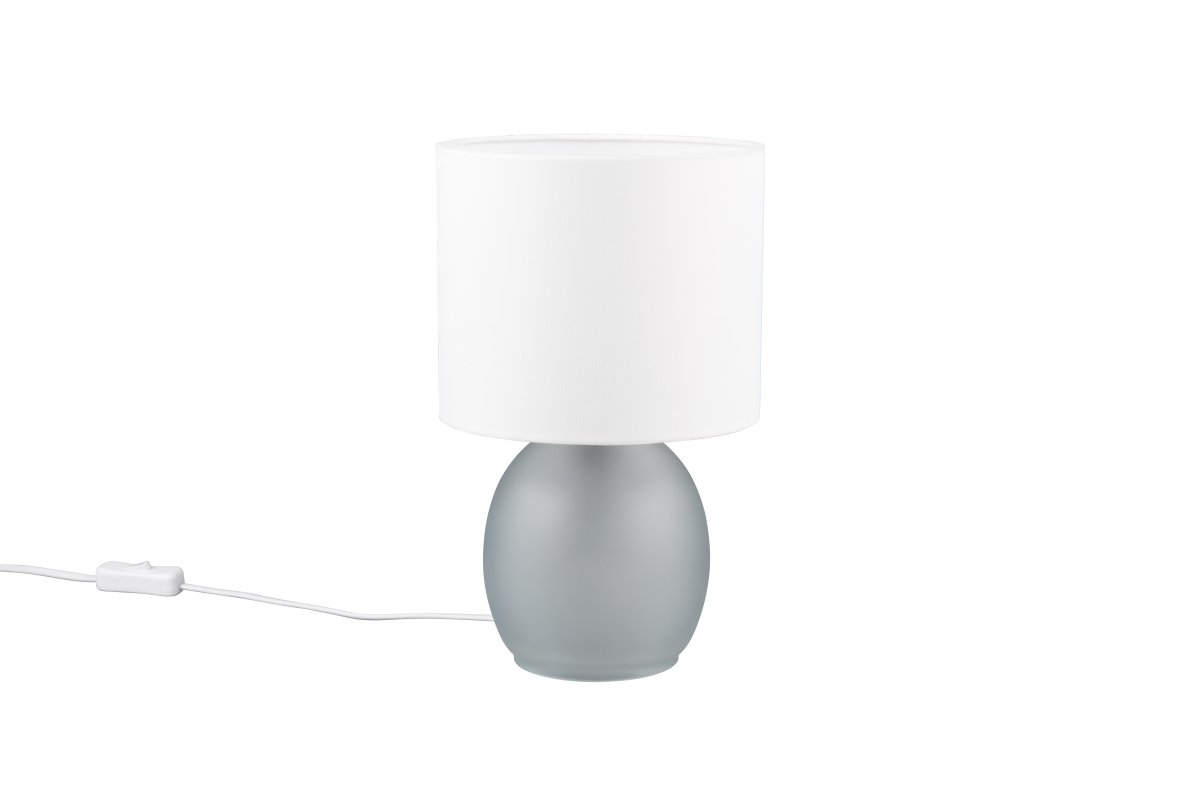 Vela 30cm Harmaa pöytävalaisin valmistajalta Trio Lighting - Hienostunut valkoisen ja harmaan väriyhdistelmä täydentää valaisimen suunnittelun ja luo nykyaikaisen tunnelman, joten se on ihanteellinen sisustusyksityiskohta kotiisi.