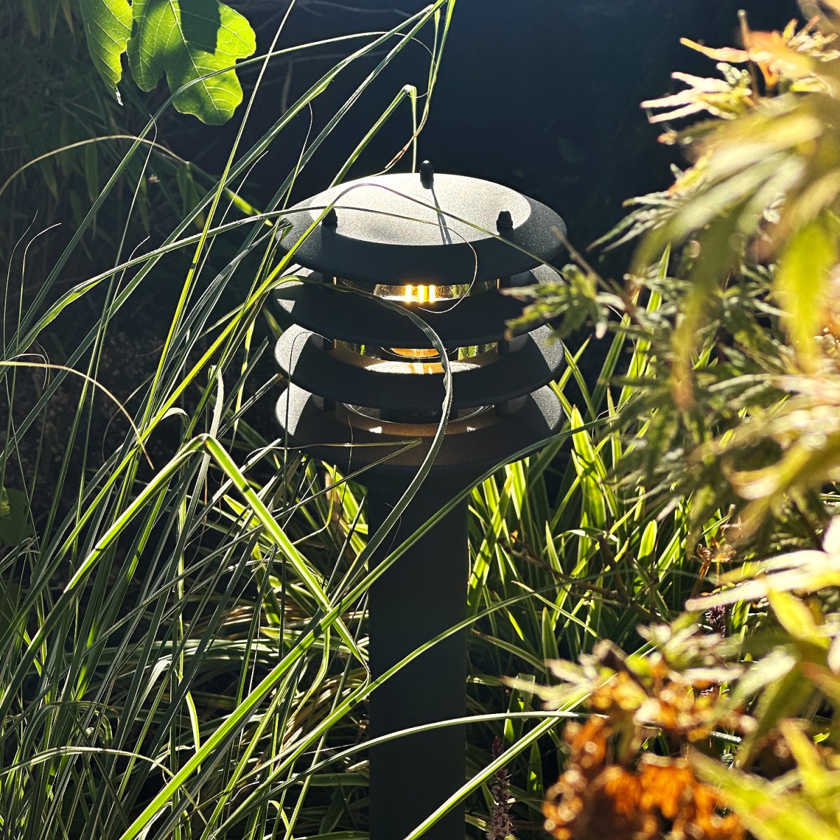 Jupiter Tummanharmaa valmistajalta Lightson - Jupiter on tyylik&auml;s tummanharmaa pollarivalaisin, joka tarjoaa miellytt&auml;v&auml;n ja selke&auml;n opastusvalon k&auml;yt&auml;ville, autotallien ajotieille ja sis&auml;&auml;nk&auml;ynneille.