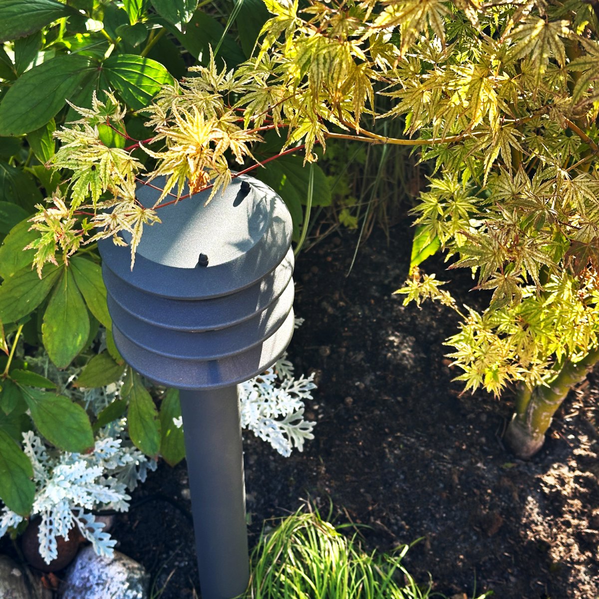 Jupiter Tummanharmaa valmistajalta Lightson - Jupiter on tyylik&auml;s tummanharmaa pollarivalaisin, joka tarjoaa miellytt&auml;v&auml;n ja selke&auml;n opastusvalon k&auml;yt&auml;ville, autotallien ajotieille ja sis&auml;&auml;nk&auml;ynneille.
