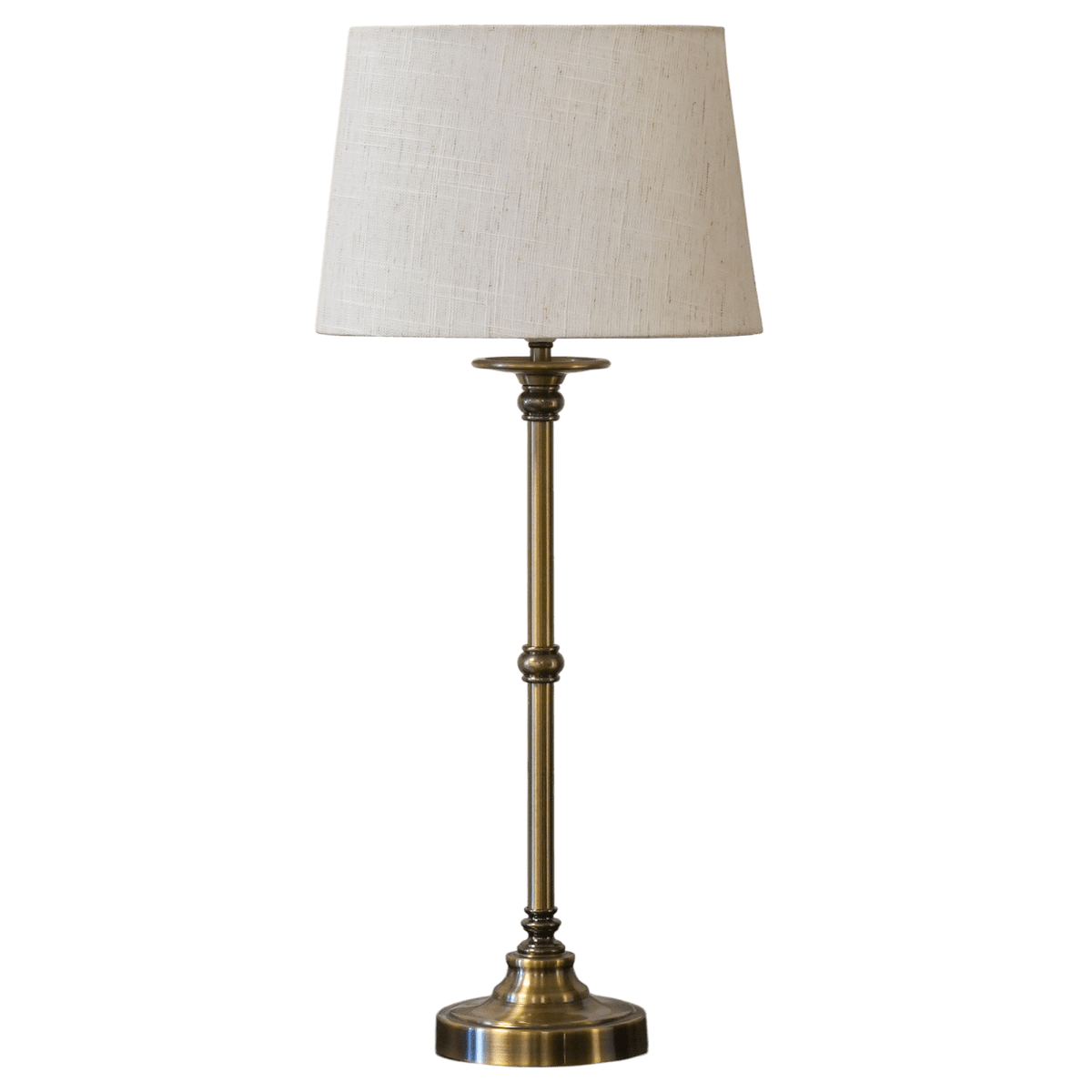 Axel 60cm Antiikkimessinki pöytävalaisin valmistajalta Lampan - Lampunjalka on valmistettu metallista, ja sen antiikkimessinkiviimeistely antaa sille l&auml;mpim&auml;n ja ajattoman ilmeen.