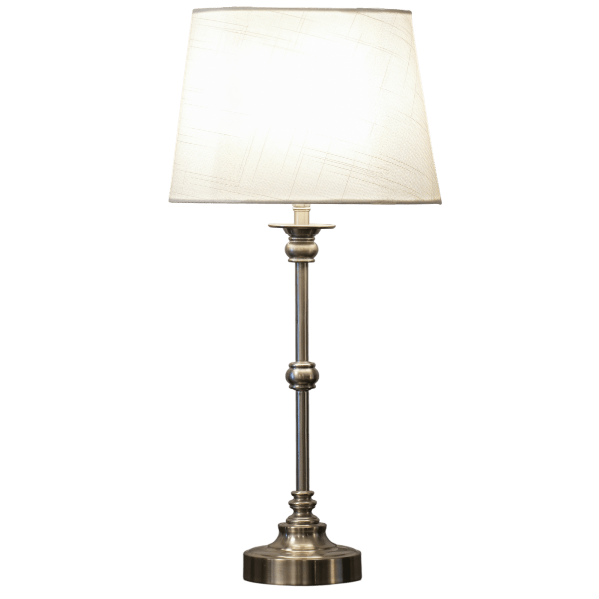 Axel Mini 50cm Hopea/luonnonvalkoinen pöytävalaisin valmistajalta Lampan - Lampun jalka on valmistettu metallista, ja sen kaunis satiinihopeinen viimeistely antaa lampulle l&auml;mpim&auml;n ja ajattoman luonteen.