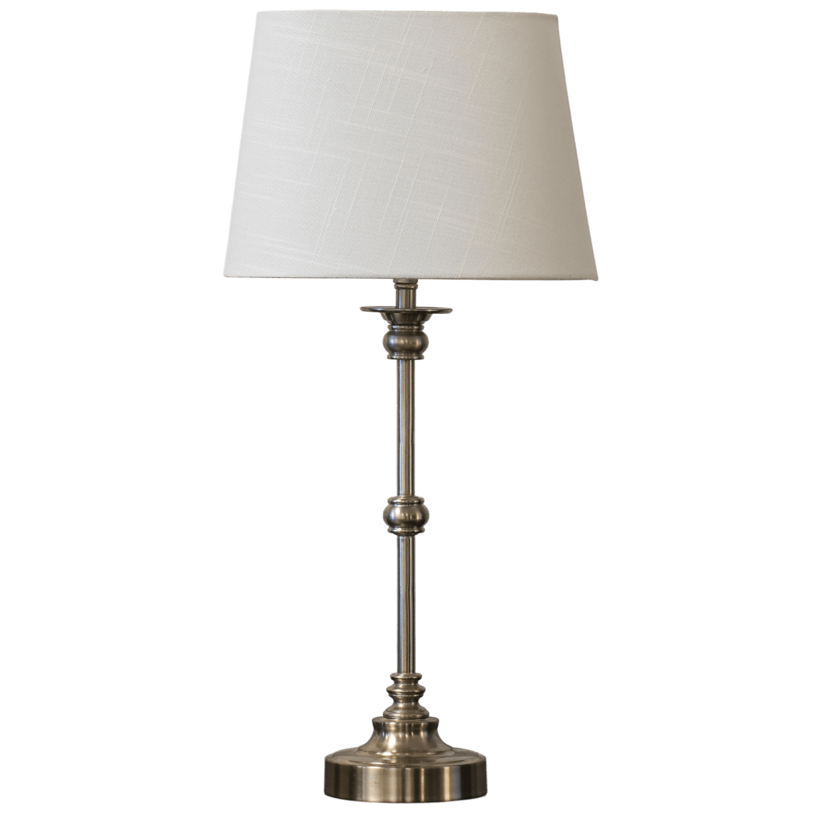 Axel Mini 50cm Hopea/luonnonvalkoinen pöytävalaisin valmistajalta Lampan - Lampun jalka on valmistettu metallista, ja sen kaunis satiinihopeinen viimeistely antaa lampulle l&auml;mpim&auml;n ja ajattoman luonteen.