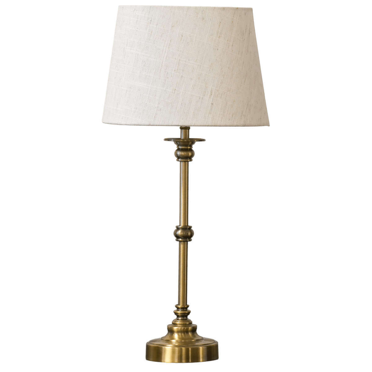 Axel Mini 50cm Antiikkimessinki pöytävalaisin valmistajalta Lampan - Axel mini on elegantti p&ouml;yt&auml;valaisin, jolla on klassinen ilme ja koristeelliset yksityiskohdat.