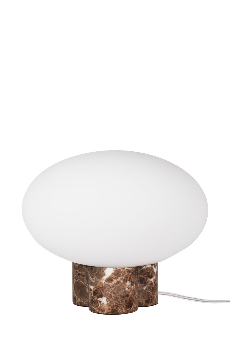 Mammut 25cm Ruskea pöytävalaisin valmistajalta Globen Lighting - Mammut on eksklusiivinen ja leikkisä pöytävalaisin lyhyillä jaloilla ja suurella lasikuvulla.