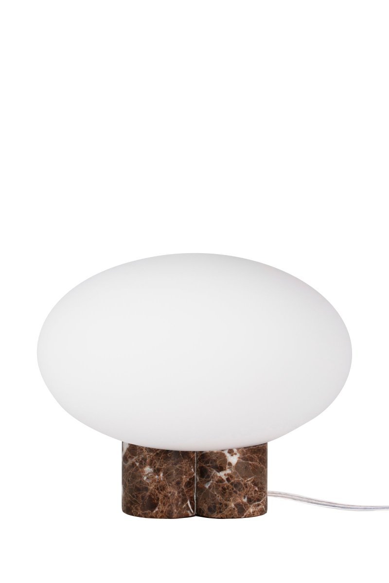 Mammut 25cm Ruskea pöytävalaisin valmistajalta Globen Lighting - Mammut on eksklusiivinen ja leikkisä pöytävalaisin lyhyillä jaloilla ja suurella lasikuvulla.