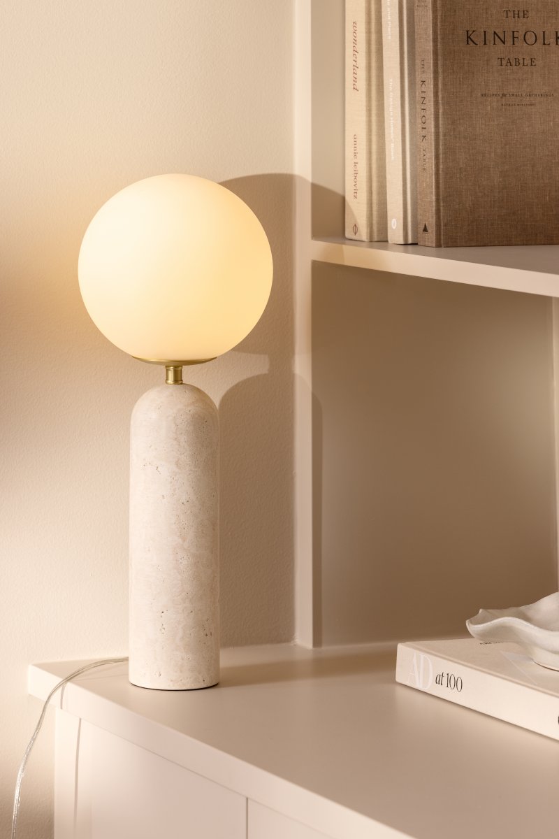 Torrano 53cm Beige travertiini pöytävalaisin valmistajalta Globen Lighting - Kivi on luonnonmateriaali, jonka marmoroinnin väri ja sävyt vaihtelevat ja luovat ainutlaatuisen kuvion jokaiselle kappaleelle.