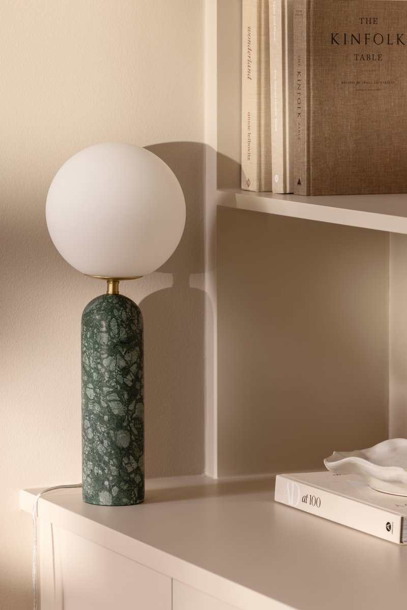 Torrano 53cm Tummanvihreä marmori pöytävalaisin valmistajalta Globen Lighting - Kivi on luonnonmateriaali, jonka marmoroinnin väri ja sävyt vaihtelevat ja luovat ainutlaatuisen kuvion jokaiselle kappaleelle.