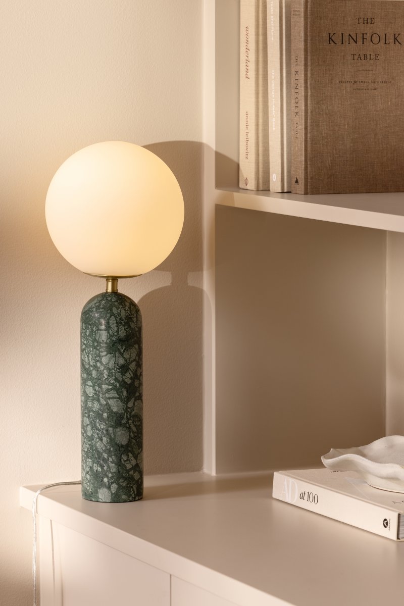 Torrano 53cm Tummanvihreä marmori pöytävalaisin valmistajalta Globen Lighting - Kivi on luonnonmateriaali, jonka marmoroinnin väri ja sävyt vaihtelevat ja luovat ainutlaatuisen kuvion jokaiselle kappaleelle.
