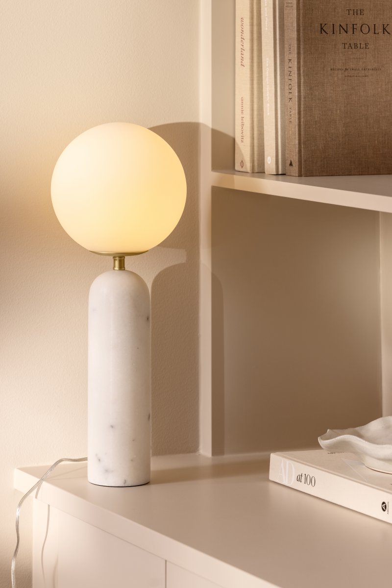 Torrano 53cm Valkoinen marmori pöytävalaisin valmistajalta Globen Lighting - Kivi on luonnonmateriaali, jonka marmoroinnin väri ja sävyt vaihtelevat ja luovat ainutlaatuisen kuvion jokaiselle kappaleelle.