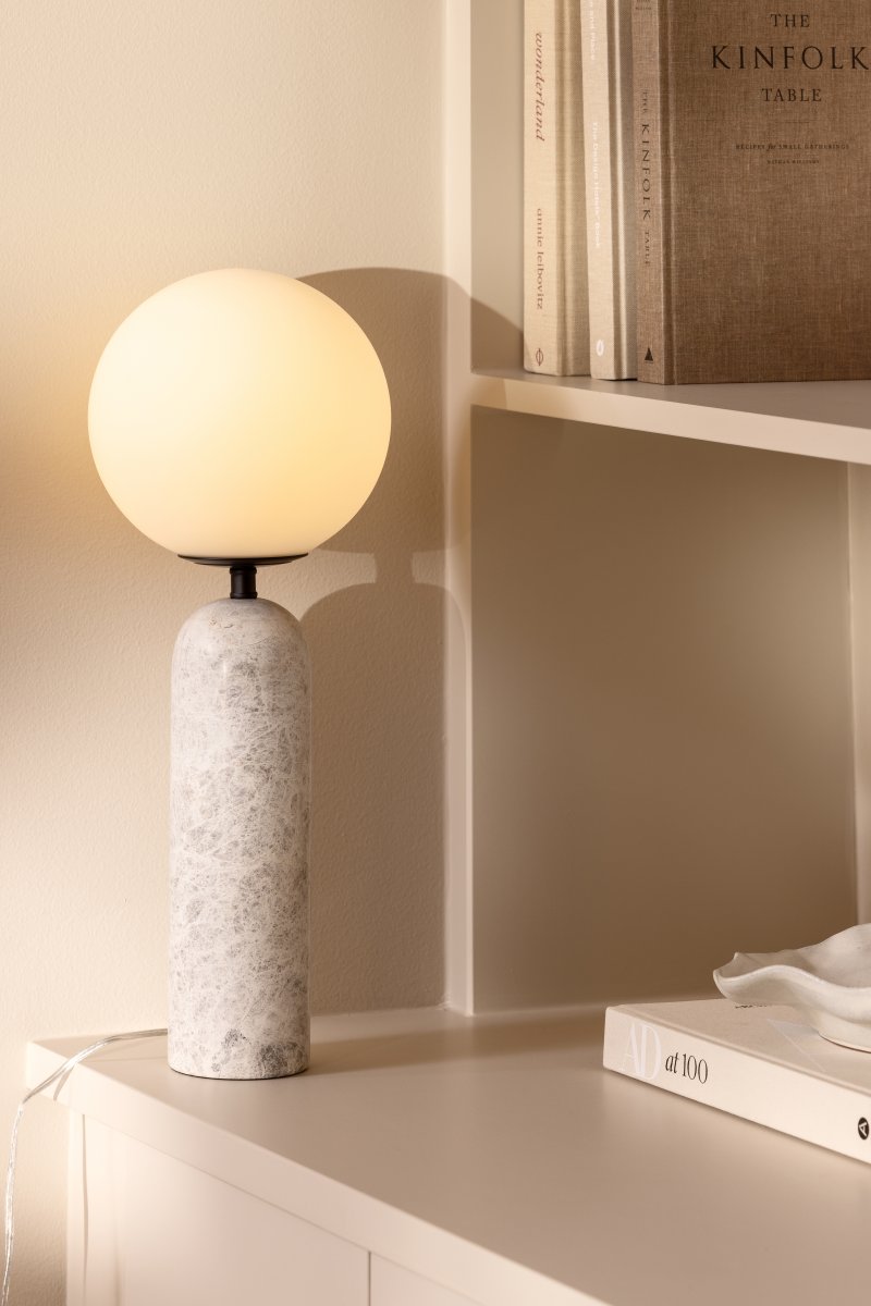 Torrano 53cm Harmaa marmori pöytävalaisin valmistajalta Globen Lighting - Kivi on luonnonmateriaali, jonka marmoroinnin väri ja sävyt vaihtelevat ja luovat ainutlaatuisen kuvion jokaiselle kappaleelle.