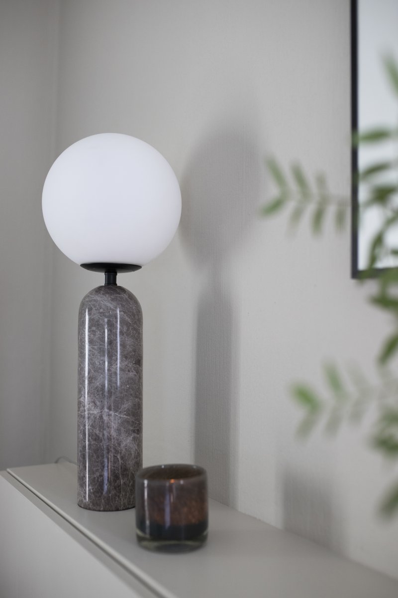 Torrano 53cm Harmaa marmori pöytävalaisin valmistajalta Globen Lighting - Kivi on luonnonmateriaali, jonka marmoroinnin väri ja sävyt vaihtelevat ja luovat ainutlaatuisen kuvion jokaiselle kappaleelle.