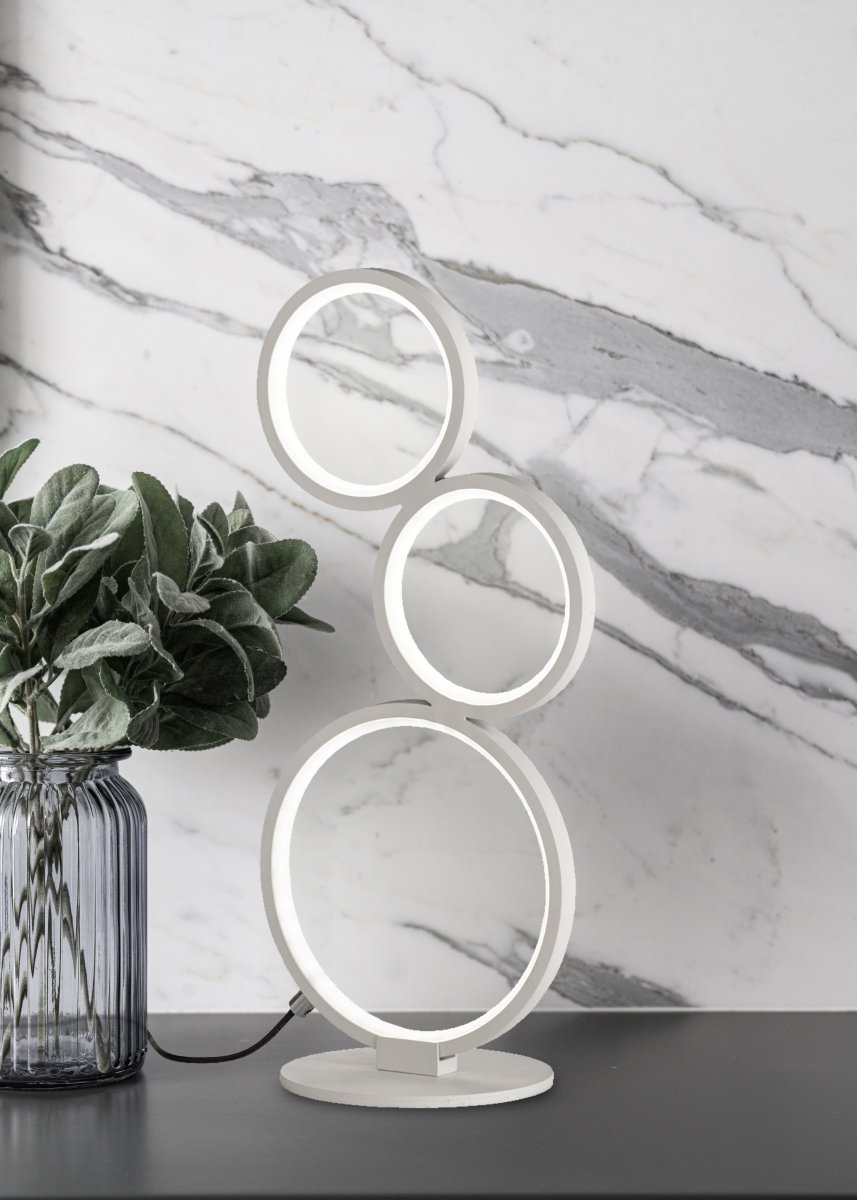 Rondo 45cm Valkoinen pöytävalaisin valmistajalta Trio Lighting - 45 cm korkeassa lampussa on integroitu johtokytkimell&auml; ohjattava himmennin, joten valon kirkkautta voi s&auml;&auml;t&auml;&auml; joustavasti.