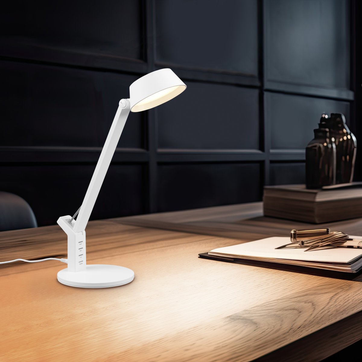 Ava 40cm Valkoinen työpöytävalaisin valmistajalta Trio Lighting - Valaisimessa on integroitu LED ja valoteho 600lm.