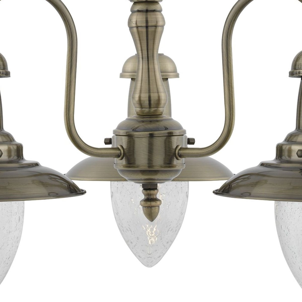 Fisherman Ø52 Antiikki messinki kattovalaisin valmistajalta Searchlight - Antiikista messingist&auml; valmistettu Fisherman-riippuvalaisin kolmella valonl&auml;hteell&auml; on tukevat varjostimet kiinnitetty keskivalaisimiin eleganteilla, kaarevilla varreilla.