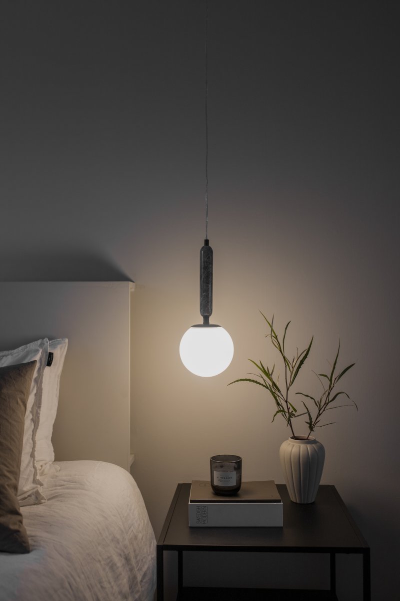 Torrano Ø15 Harmaa marmori ikkunavalaisin valmistajalta Globen Lighting - Valaisimessa on 350 cm pitkä läpinäkyvä johto, jossa on virtakytkin ja pistoke.