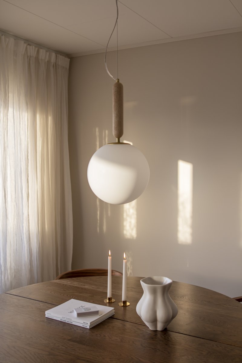 Torrano Ø30 Beige travertiini kattovalaisin valmistajalta Globen Lighting - Kivi on luonnonmateriaali, jonka marmoroinnin v&auml;ri ja s&auml;vyt vaihtelevat ja luovat ainutlaatuisen kuvion jokaiselle valaisimelle.