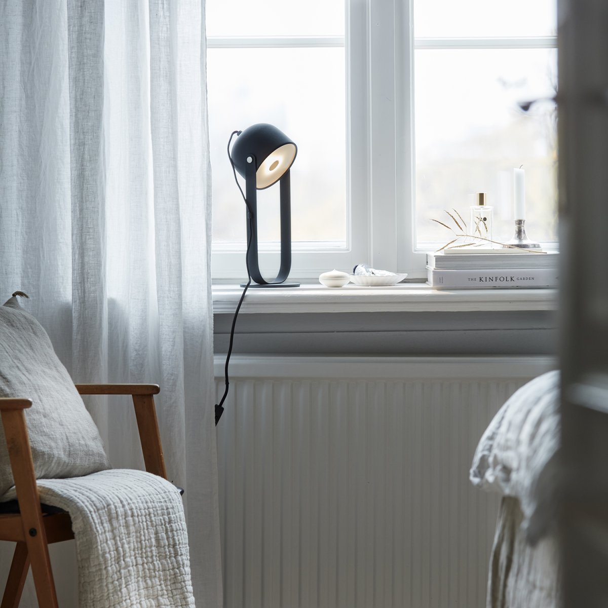 Svejk 36cm Antrasiitti pöytävalaisin valmistajalta CO Bankeryd - Svejk-pöytävalaisin on pehmeä hehku ja toimii sekä yöpöytävalaisimena että sisustuksen koristeena.