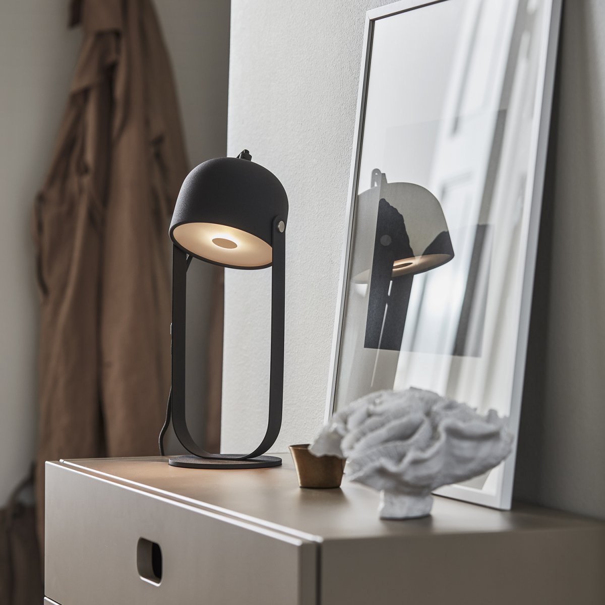 Svejk 36cm Antrasiitti pöytävalaisin valmistajalta CO Bankeryd - Svejk-pöytävalaisin on pehmeä hehku ja toimii sekä yöpöytävalaisimena että sisustuksen koristeena.